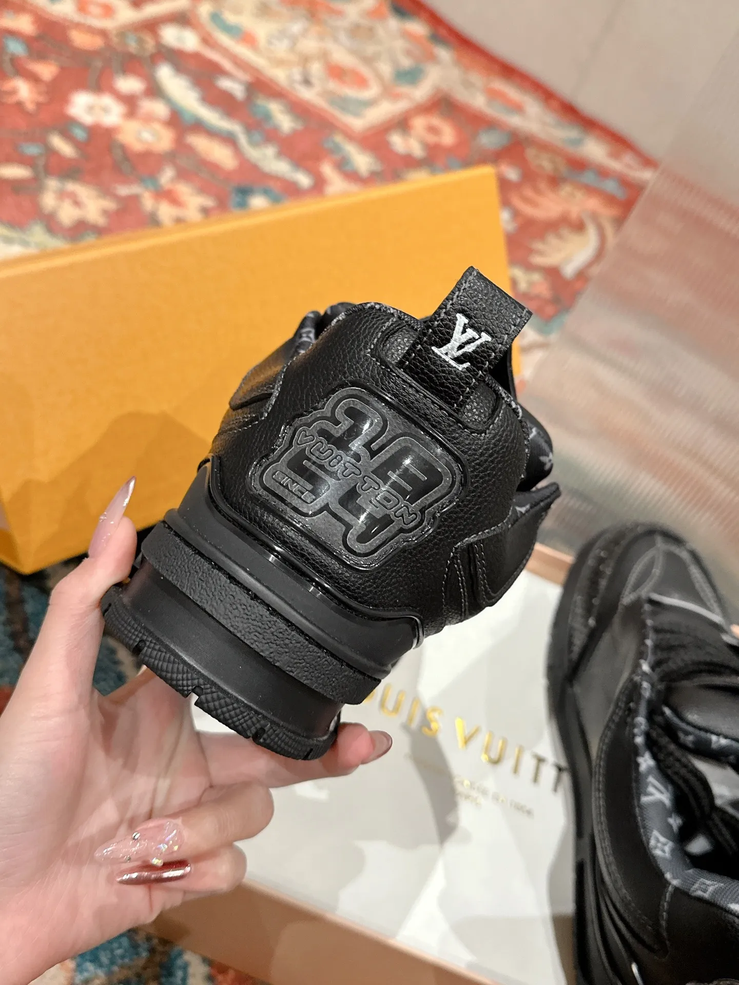 👟👟Ex-factory price 800👟👟 LV donkey brand L SKATE series latest color matching Tariner sneakers four-leaf clover skate shoes couple style retro basketball shoes original purchase development and production This LV Skate sneaker is decorated with colorful details on the grained cow leather shoe body, echoing the leather goods and ready-to-wear series of the season. A gradient Monogram flower blooms on the side of the sneaker. The padded tongue and Mini Monogram fabric-lined collar show the inspiration of skate shoes in the 1990s ▪️Material: original customized first-layer cowhide ▪️Inner lining: imported breathable mesh ▪️Sole: original open-molded non-slip TPU material ▪️Sole thickness: 3.5cm ▪️Size: Female 35-40 Male 39-44 (Female 41, Male 45.46 customized, non-returnable)